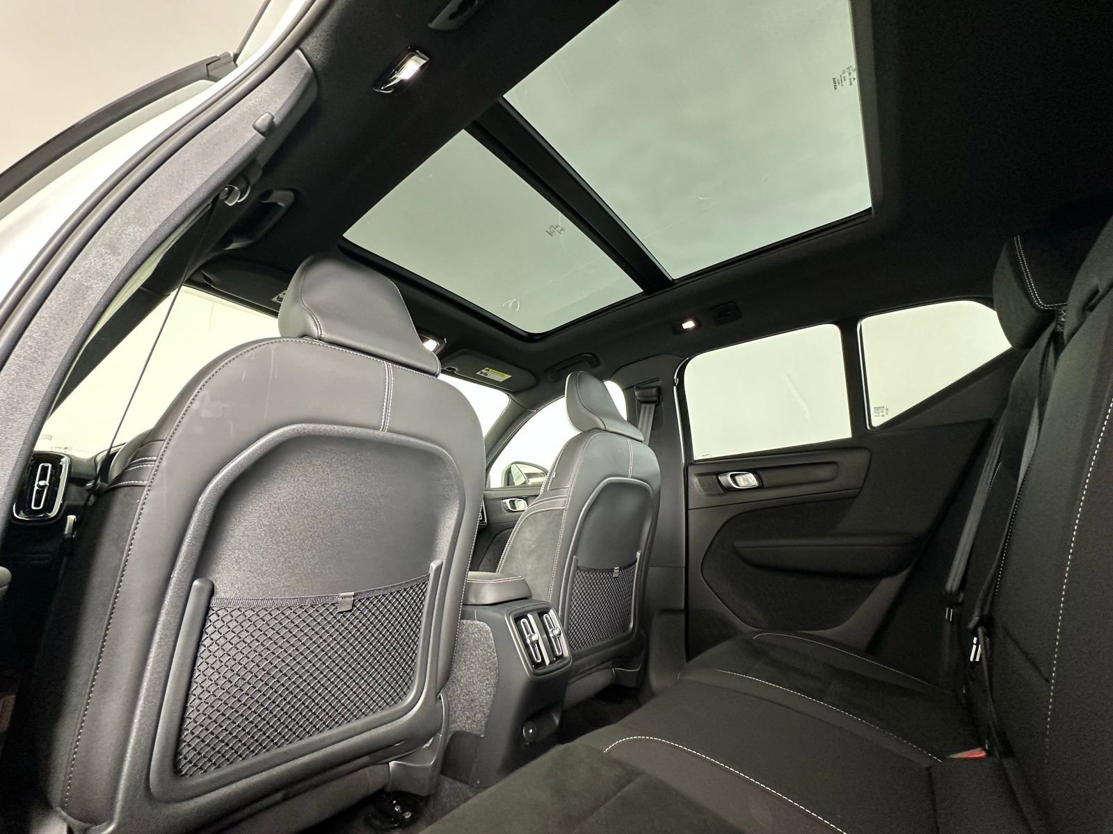 Used 2023 Volvo XC40 Recharge Plus image 18