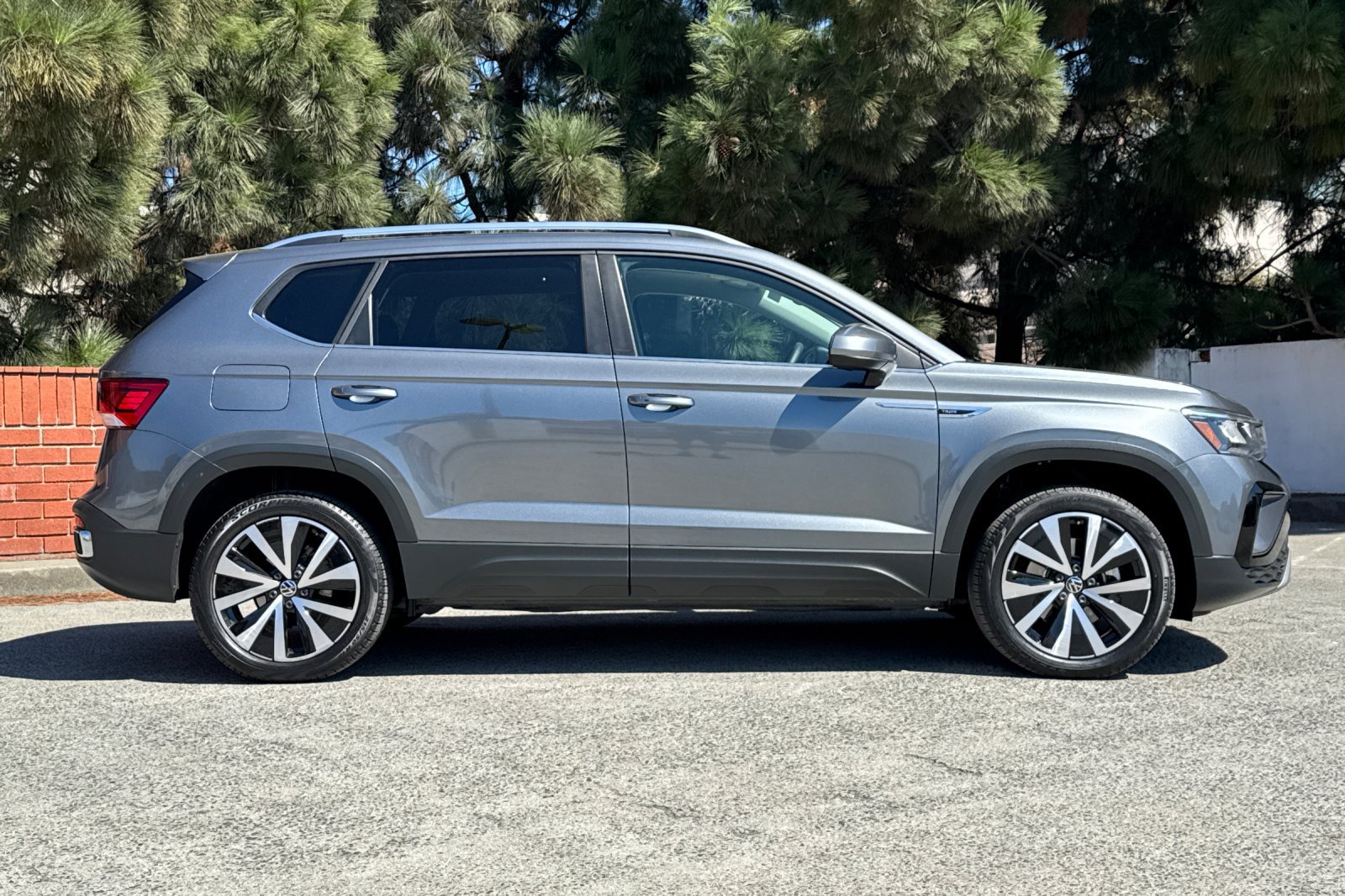 Used 2024 Volkswagen Taos SE w/ Panoramic Sunroof Package FWD image 3
