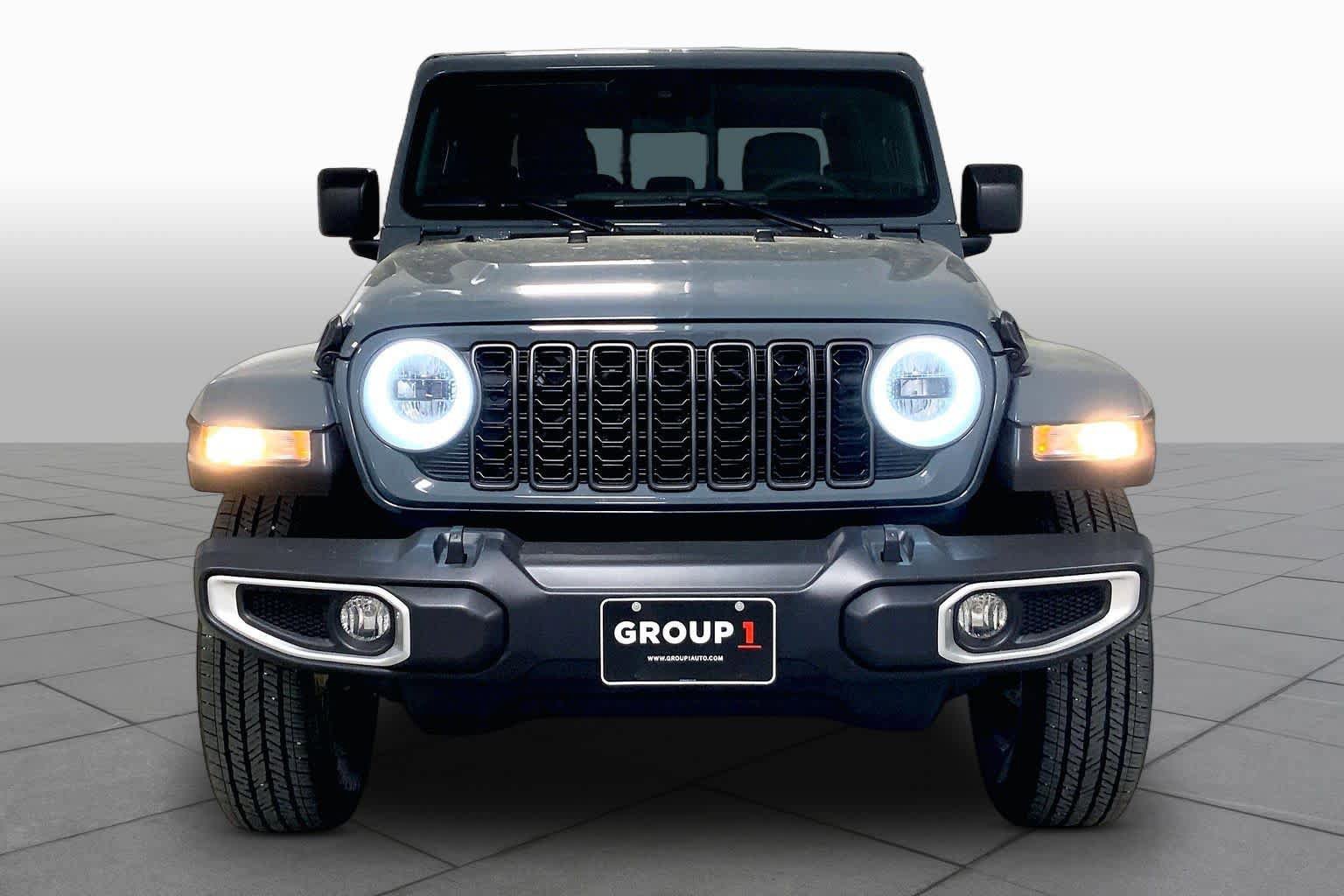 Used 2025 Jeep Gladiator Sport w/ Premium Package image 3
