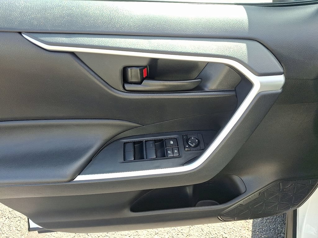 Used 2025 Toyota RAV4 LE AWD/4WD image 13