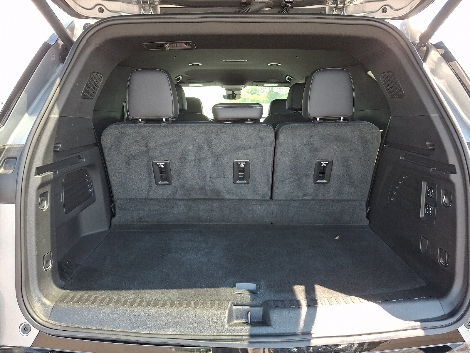 Used 2025 Chevrolet Traverse High Country w/ LPO, Floor Liner Package AWD/4WD image 31