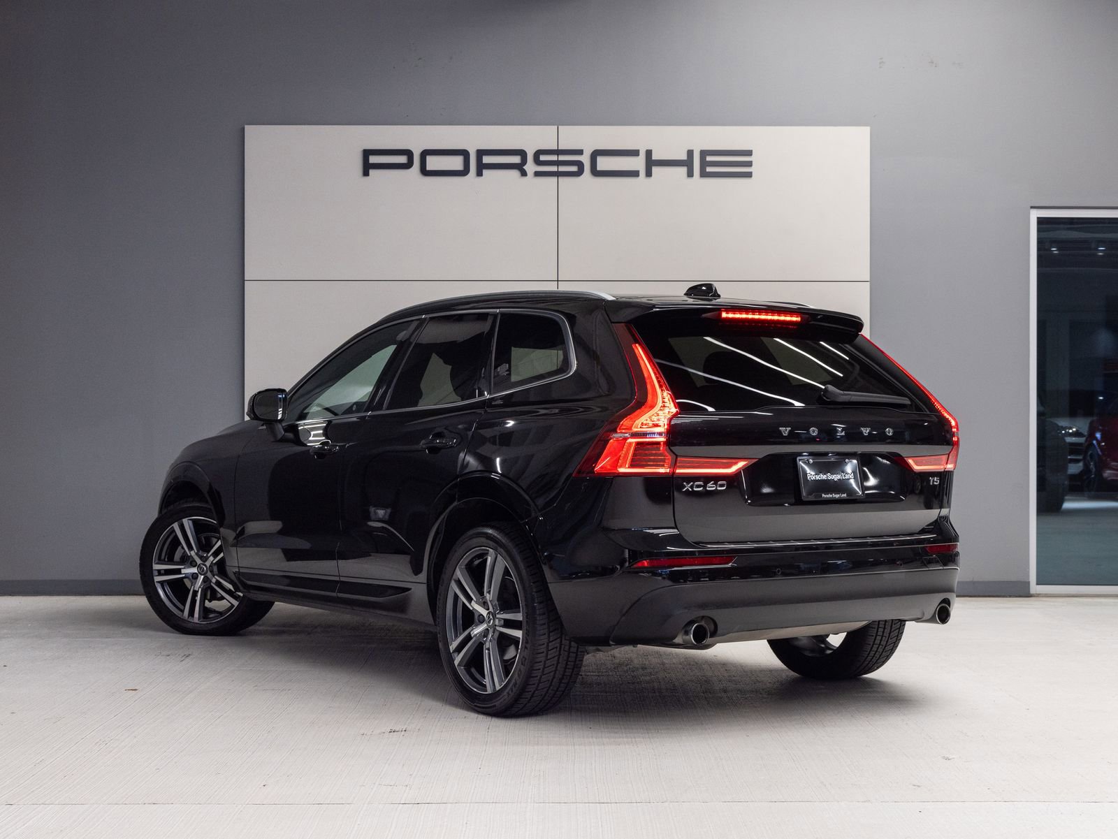 Used 2021 Volvo XC60 T5 Momentum w/ Premium Package FWD image 3