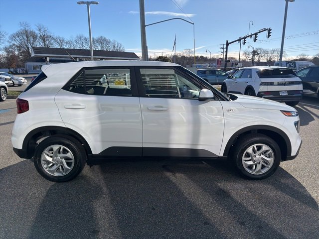 Certified 2025 Hyundai Venue SE image 5