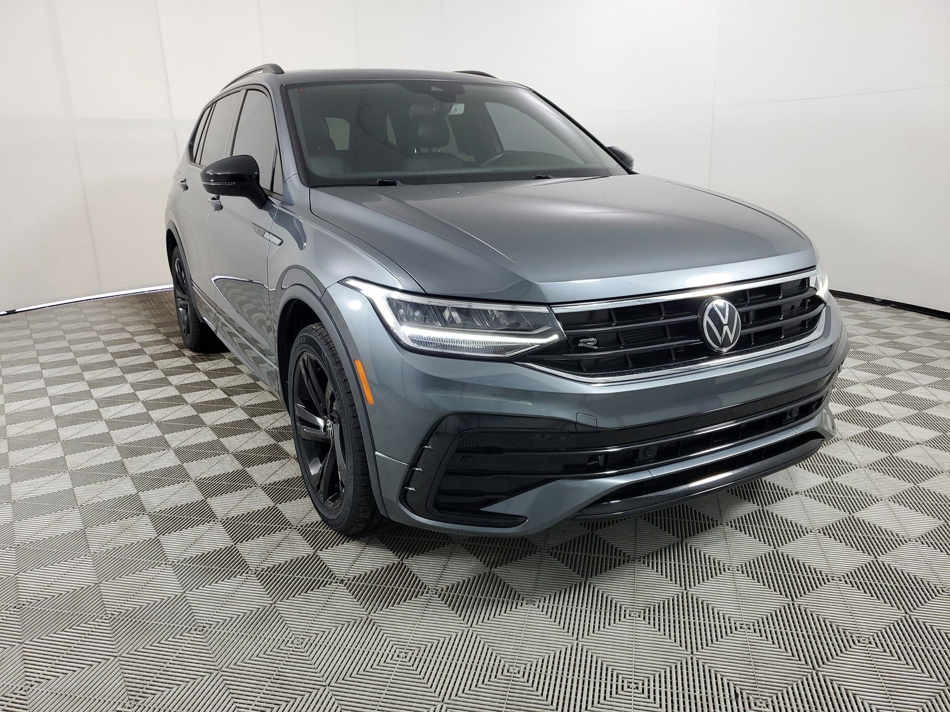 Used 2023 Volkswagen Tiguan SE R-Line image 2