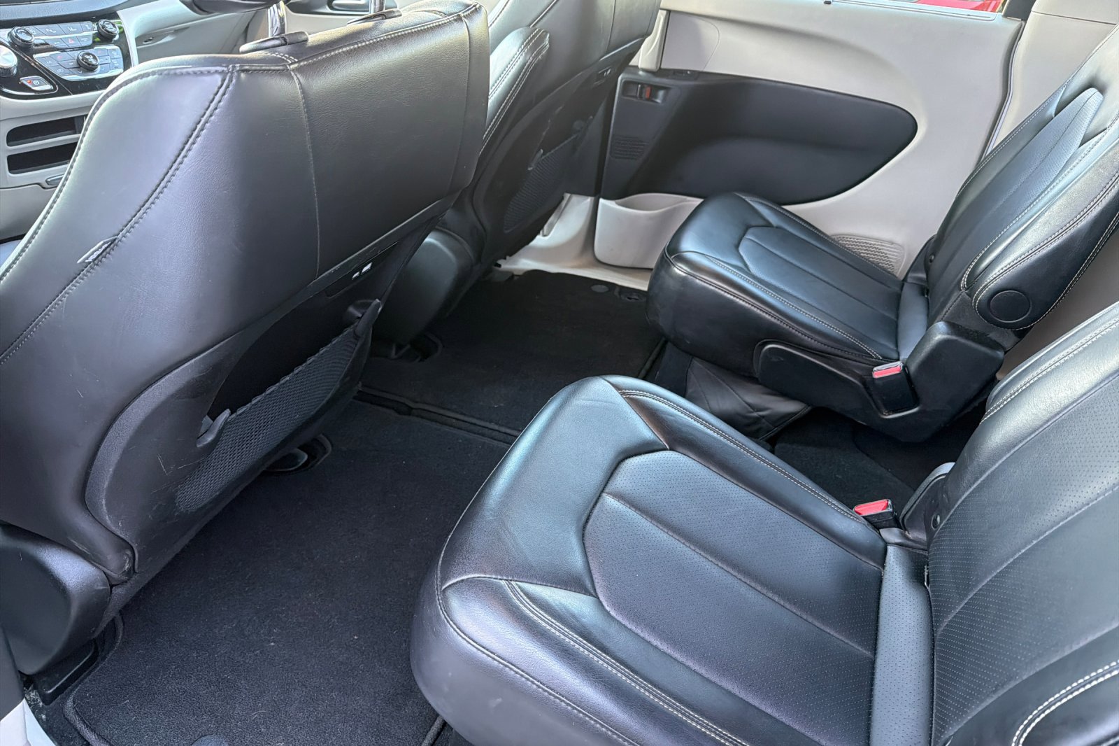 Used 2024 Chrysler Pacifica Touring-L image 11