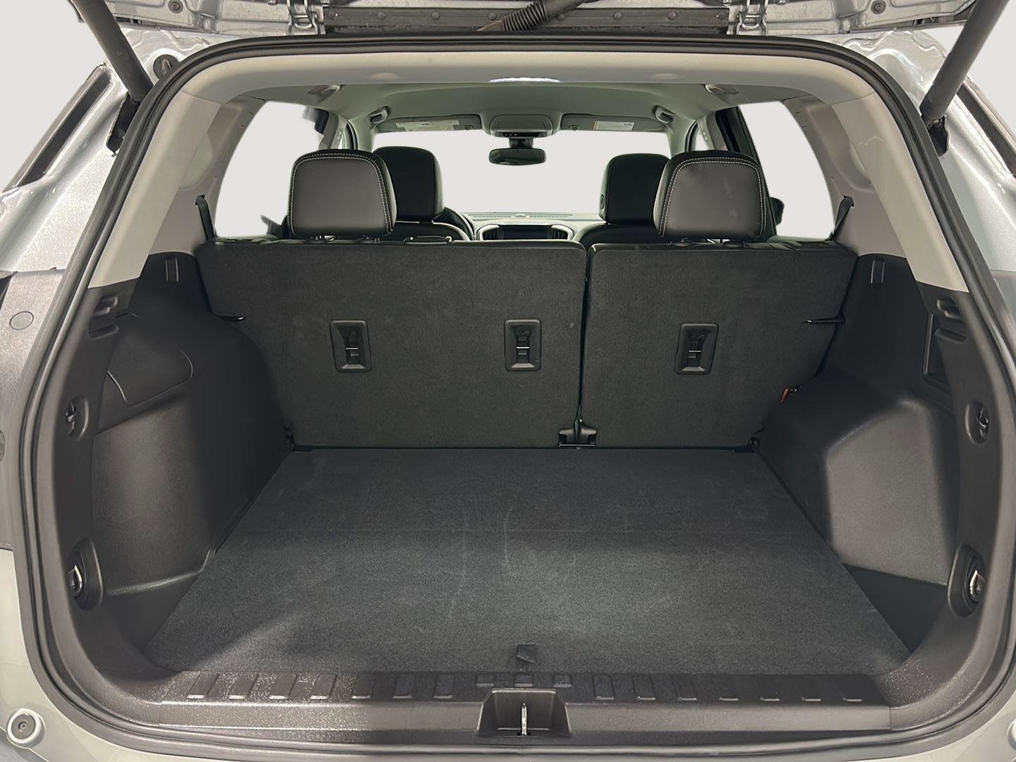 Used 2024 GMC Terrain SLT image 23