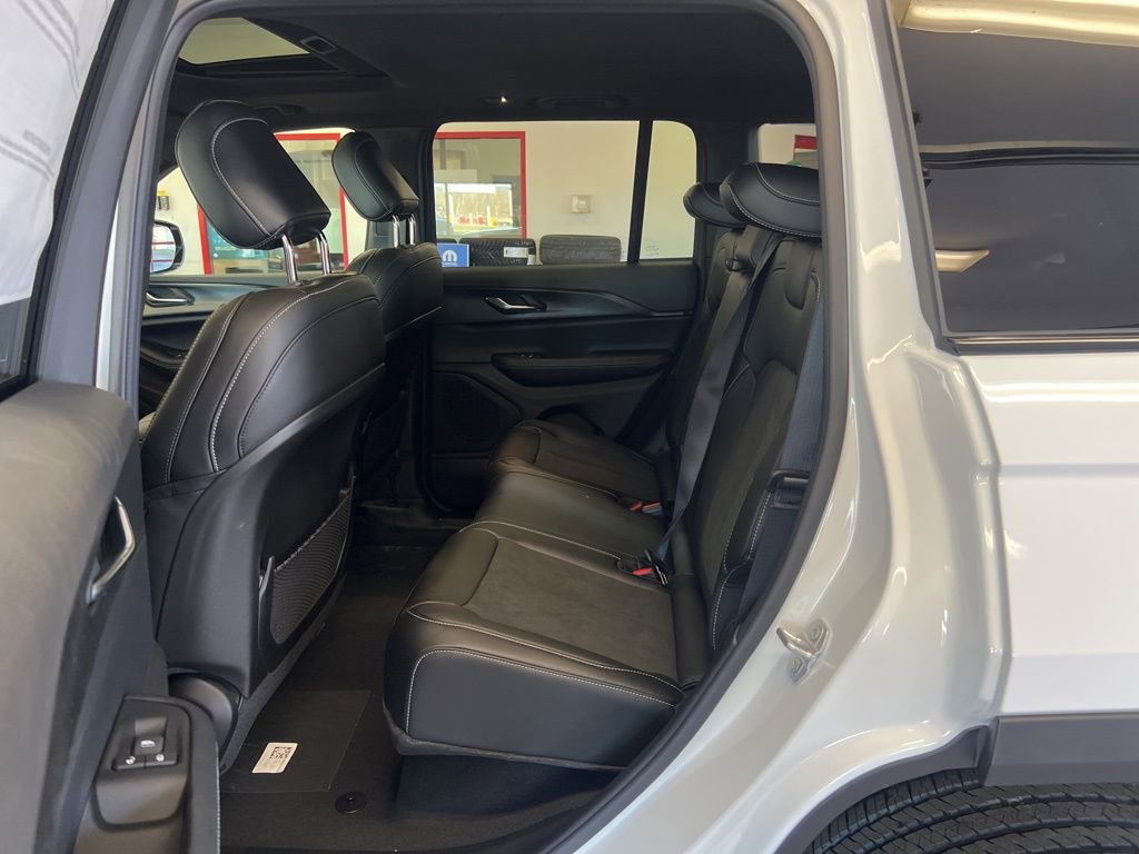 New 2025 Jeep Grand Cherokee Altitude image 20
