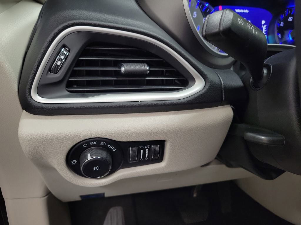 Used 2023 Chrysler Pacifica Touring-L image 18