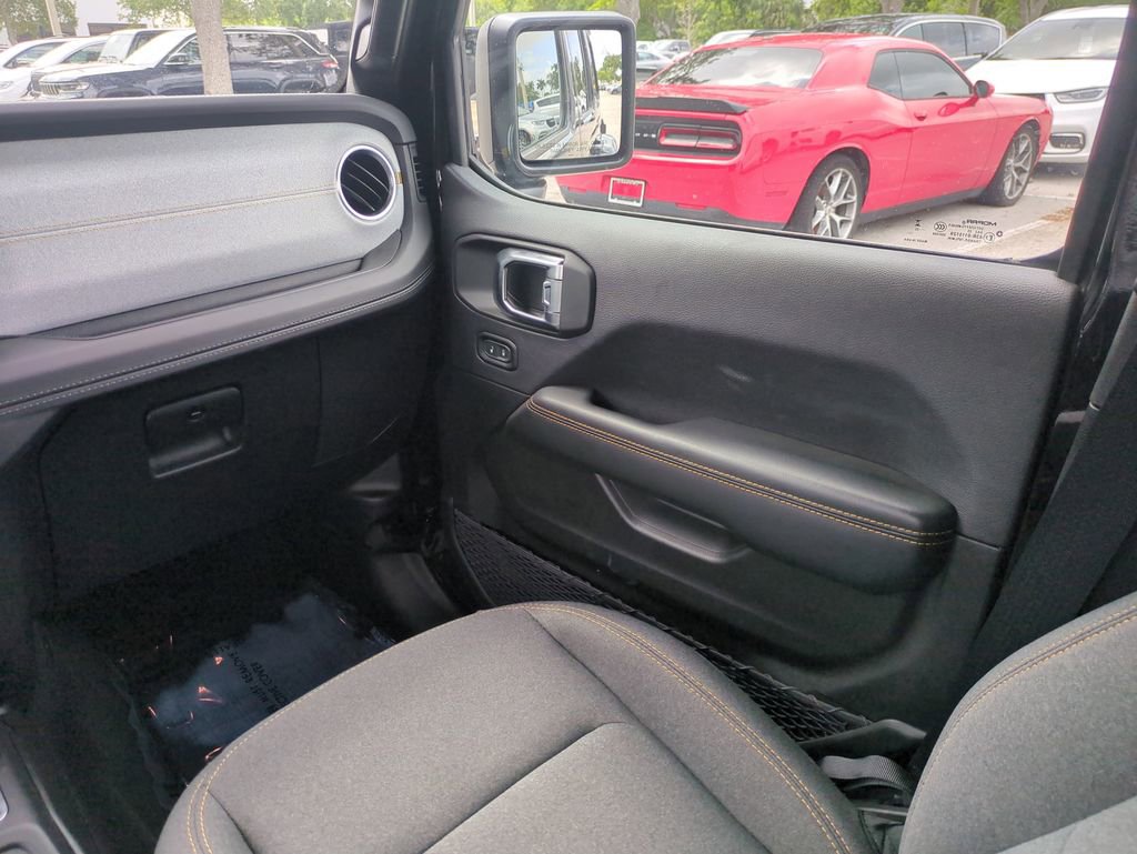 Used 2025 Jeep Wrangler Unlimited Sahara w/ Safety Group AWD/4WD image 18