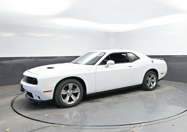 Used 2015 Dodge Challenger SXT RWD image 6
