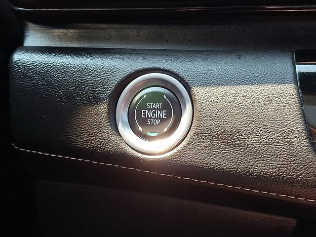 Used 2021 Cadillac Escalade ESV Premium Luxury w/ Driver Assist Tech Package AWD/4WD image 28