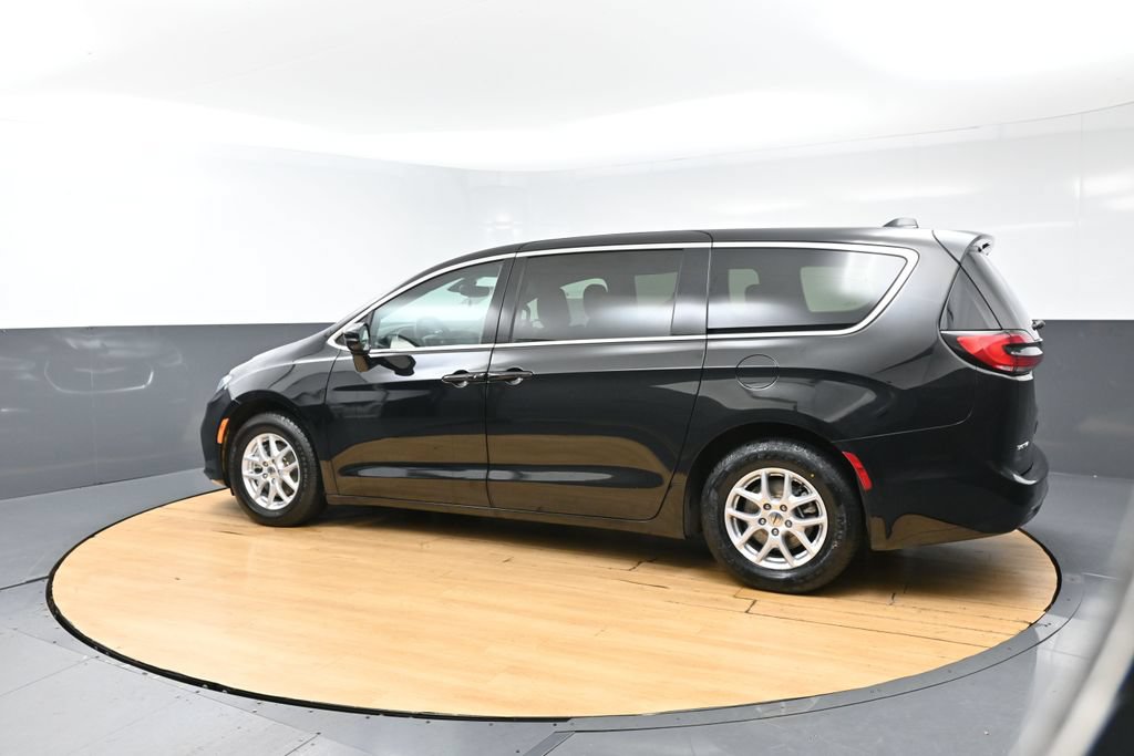 Used 2025 Chrysler Pacifica Select FWD image 4