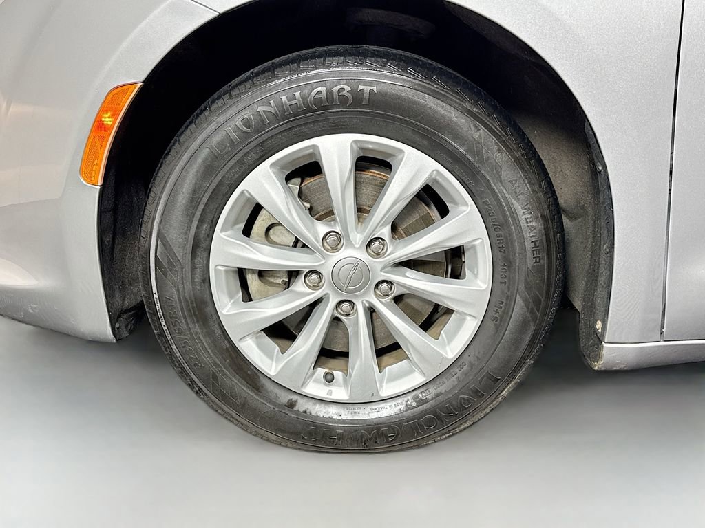 Used 2018 Chrysler Pacifica Touring-L FWD image 37