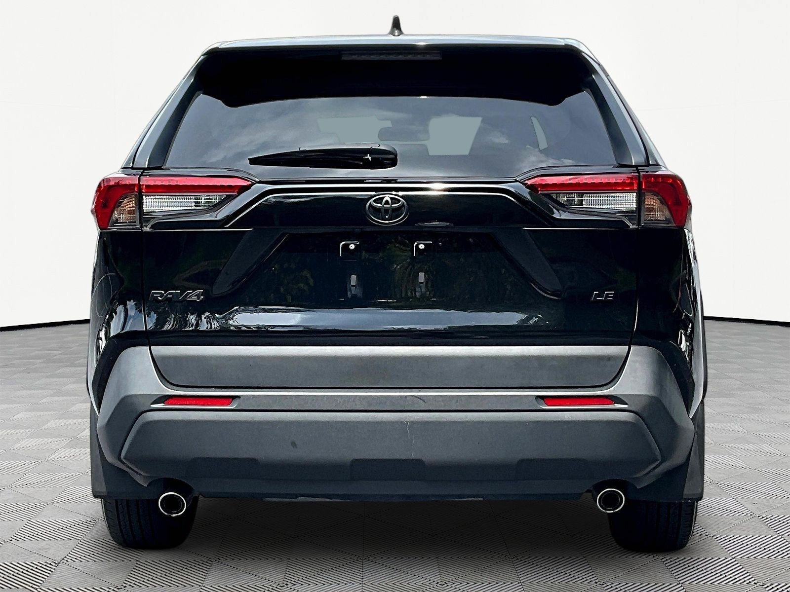 Used 2024 Toyota RAV4 LE FWD image 5