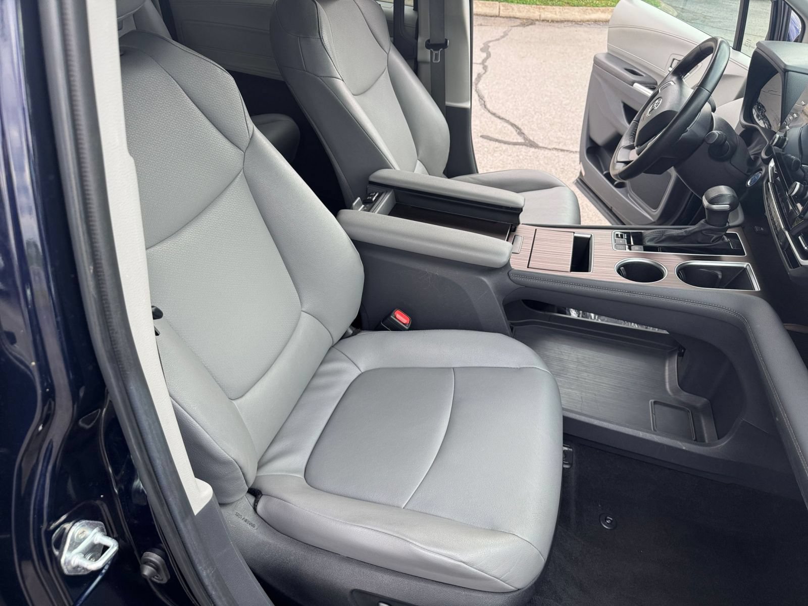 Used 2024 Toyota Sienna XLE FWD image 38