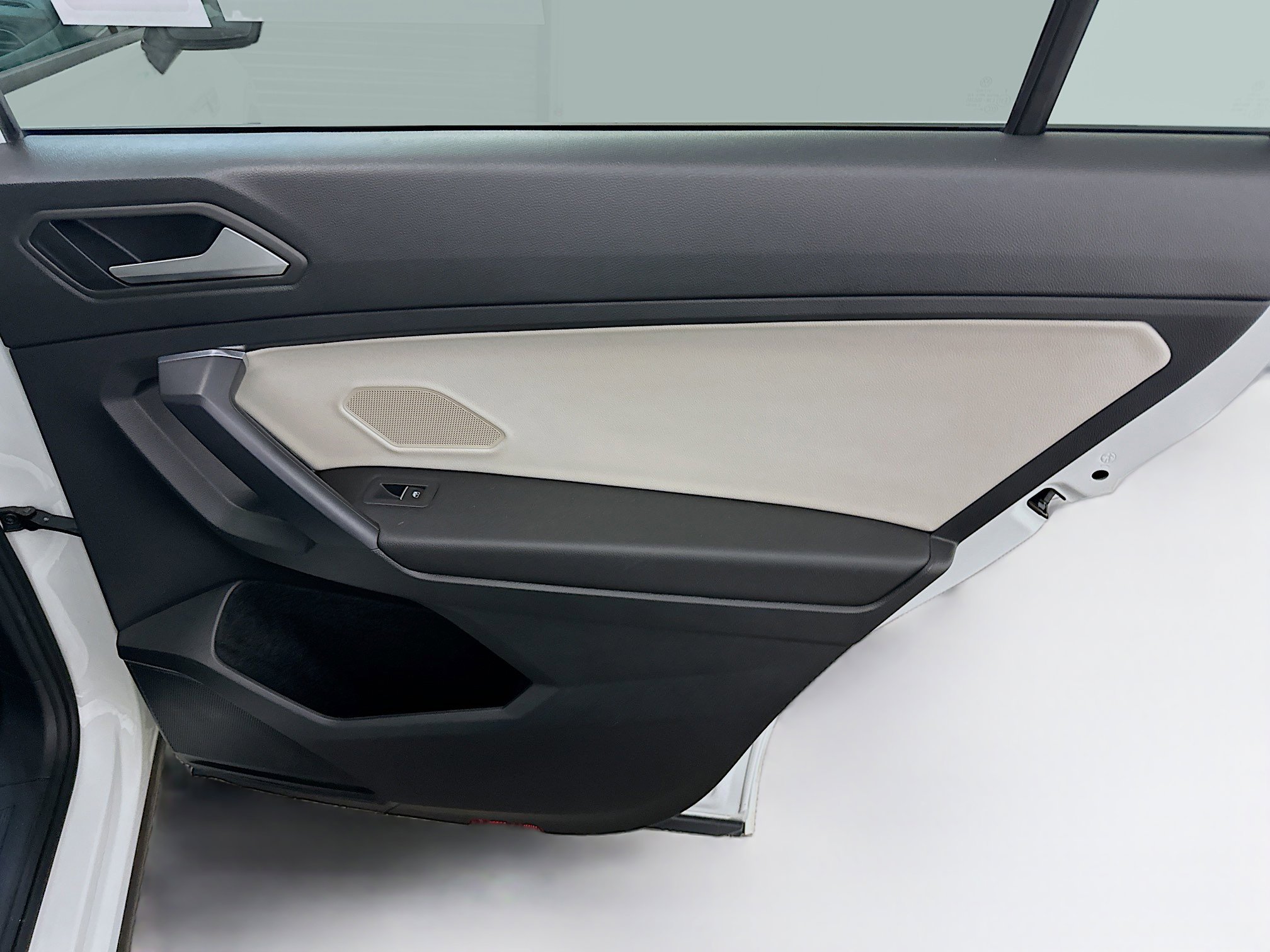 Used 2021 Volkswagen Tiguan SE R-Line image 32