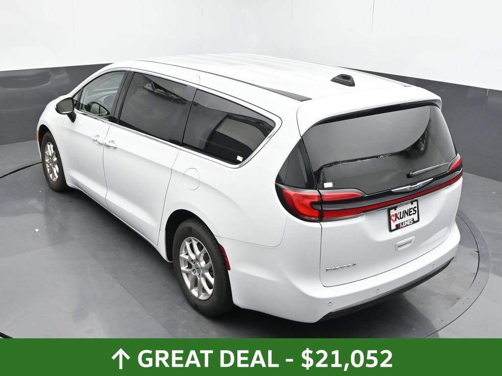 Used 2023 Chrysler Pacifica Touring-L FWD image 41