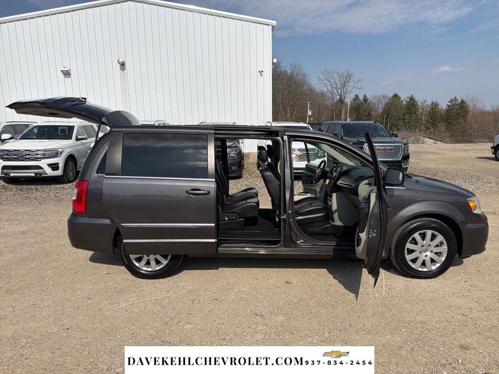 Used 2015 Chrysler Town & Country Touring image 30