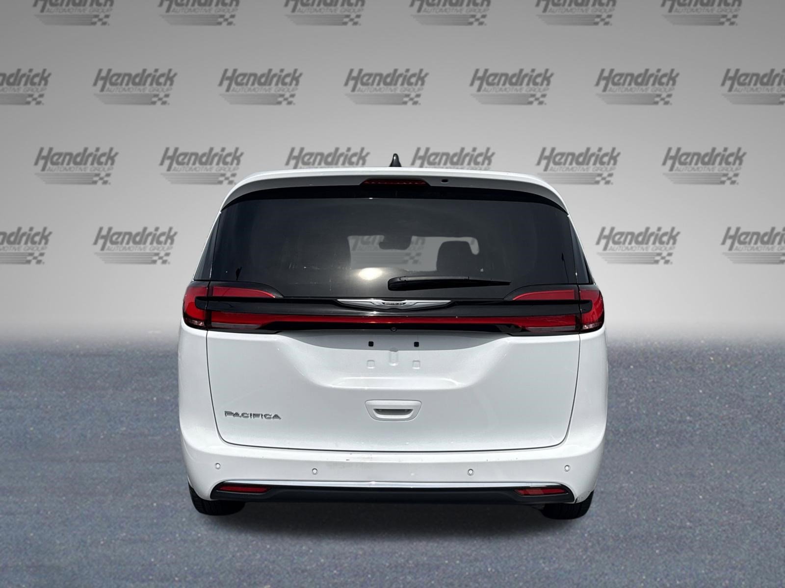 Used 2024 Chrysler Pacifica Touring-L FWD image 3
