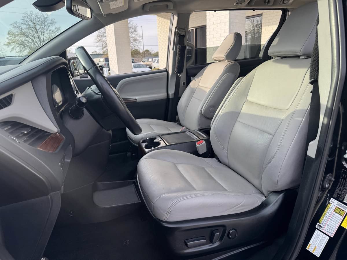 Used 2020 Toyota Sienna Limited Premium w/ Carpet Mat Package AWD/4WD image 10