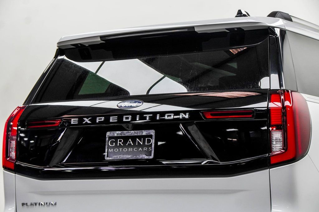 Used 2025 Ford Expedition Platinum image 13