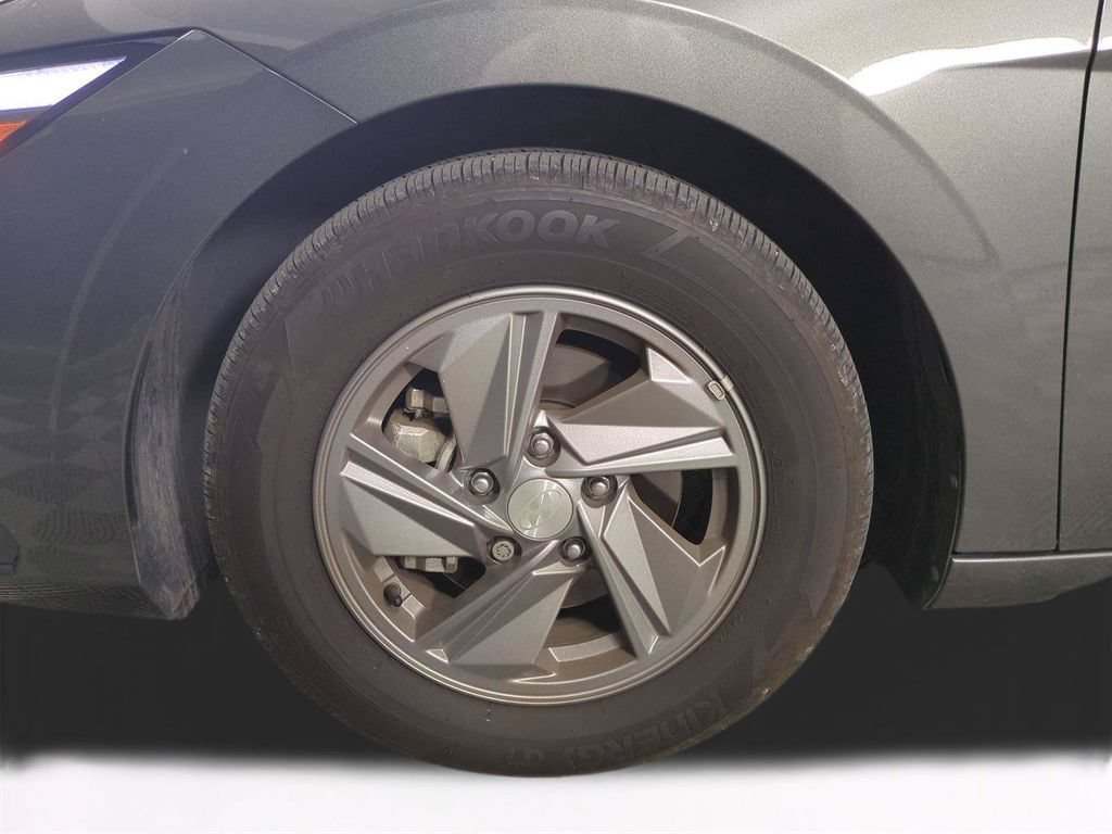 Used 2025 Hyundai Elantra SE FWD image 11