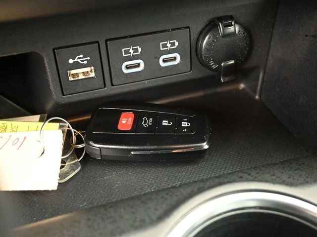 Used 2023 Toyota Highlander XLE FWD image 16
