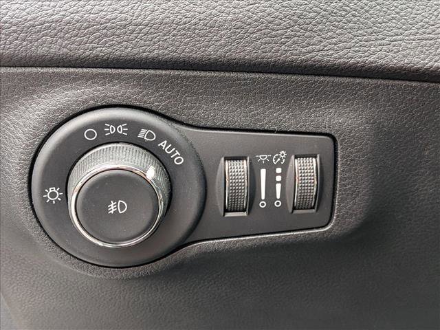 Used 2018 Jeep Compass Latitude w/ Popular Equipment Group FWD image 16