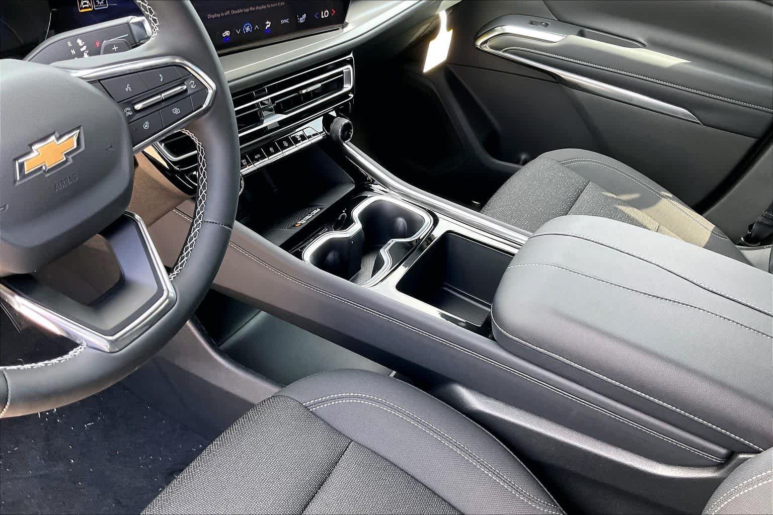 New 2027 Chevrolet Traverse LT w/ Driver Confidence Package FWD image 8