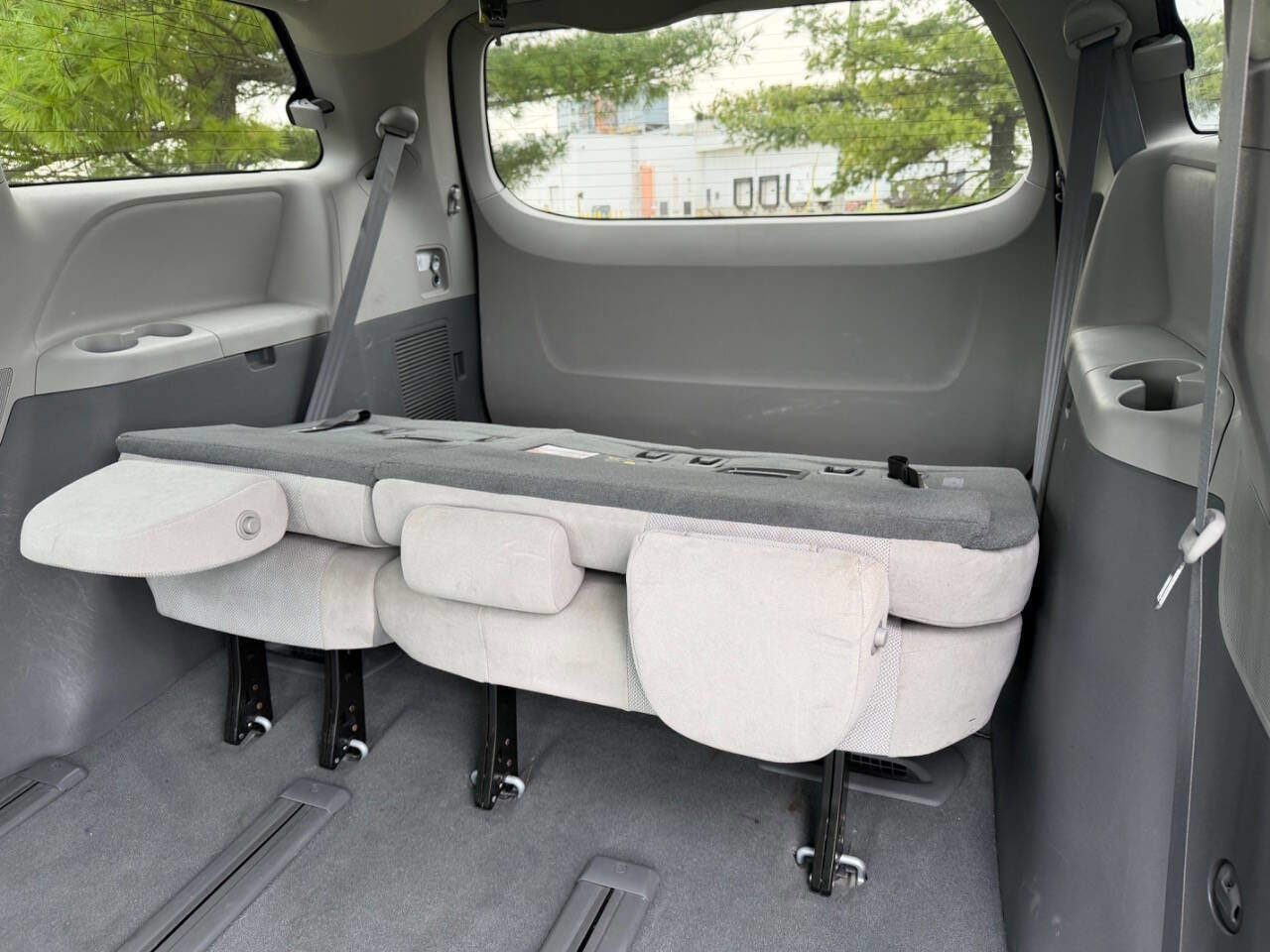 Used 2020 Toyota Sienna L image 11