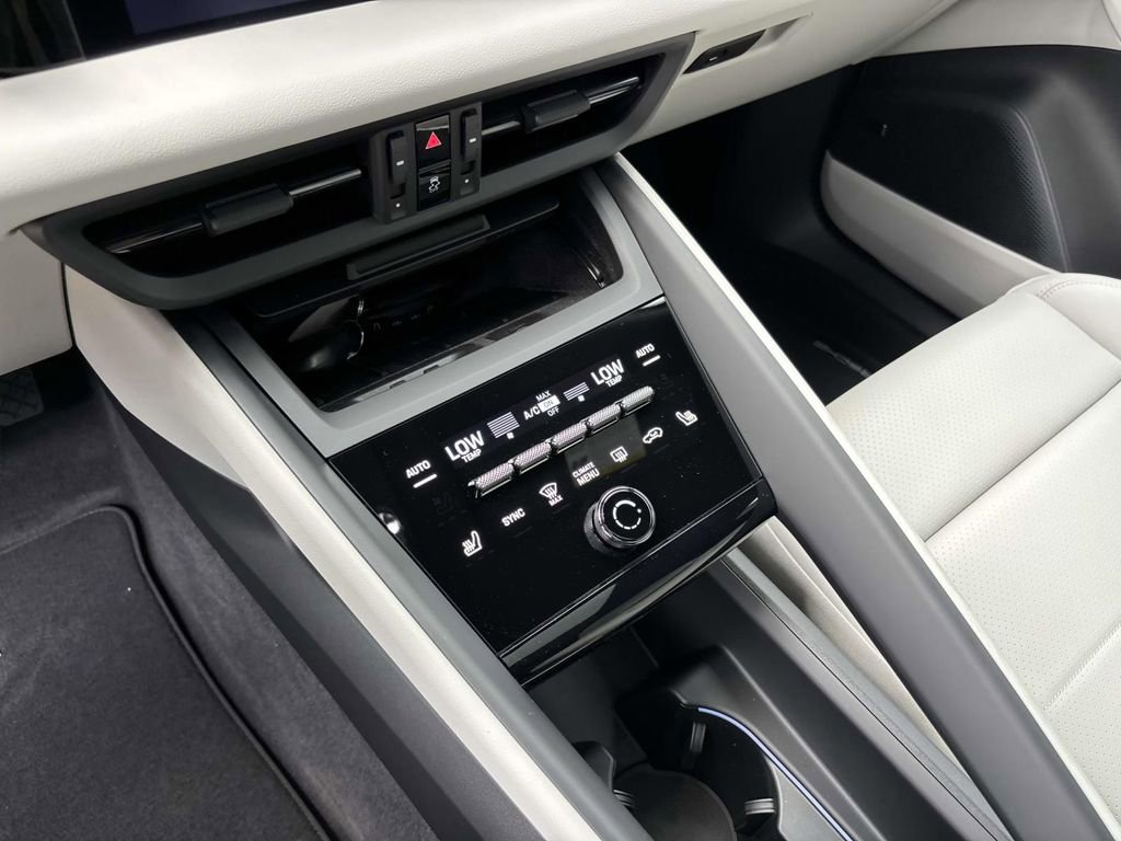 Used 2025 Porsche Macan 4 Electric image 33