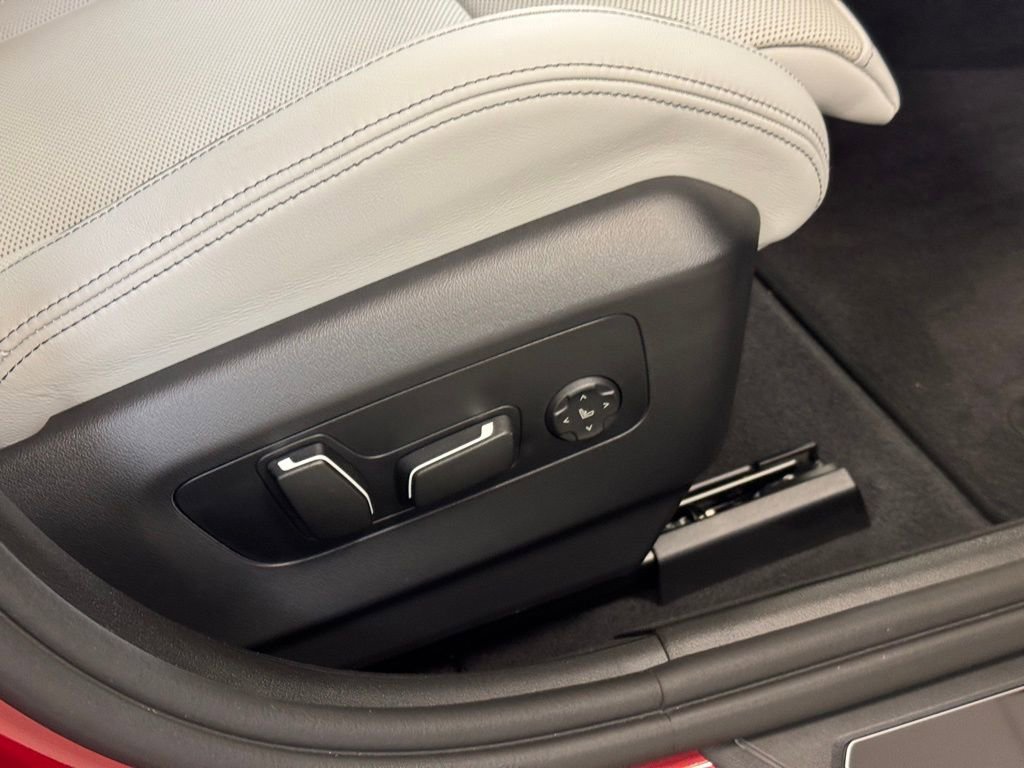 Used 2025 BMW M5 w/ Carbon Package image 30