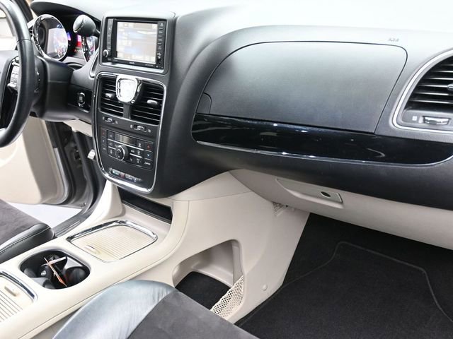 Used 2014 Chrysler Town & Country Touring-L image 29