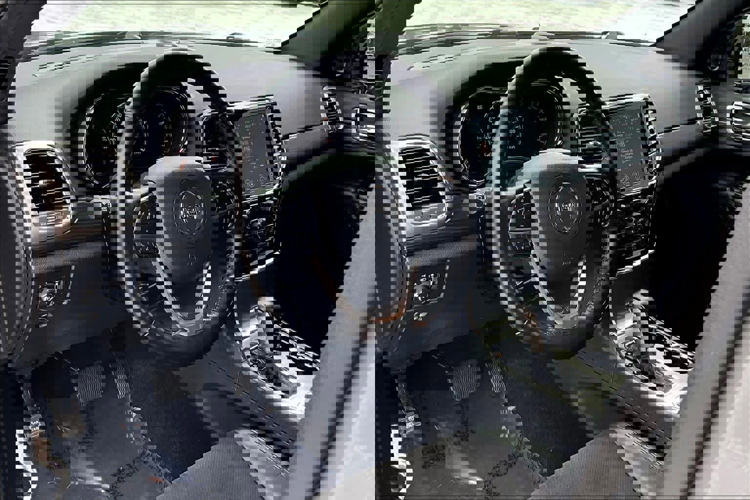 Used 2022 Jeep Grand Cherokee Laredo X image 18