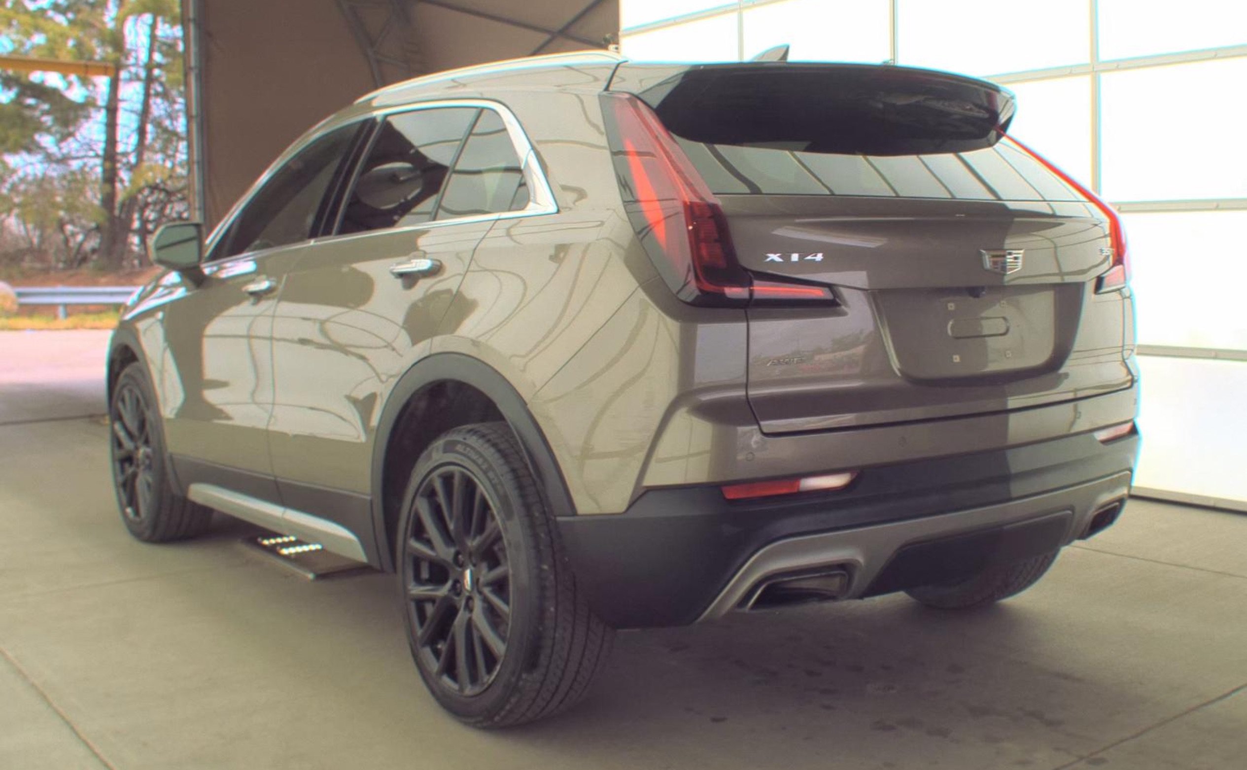 Used 2020 Cadillac XT4 Premium Luxury w/ LPO, Midnight Sport Package AWD/4WD image 4