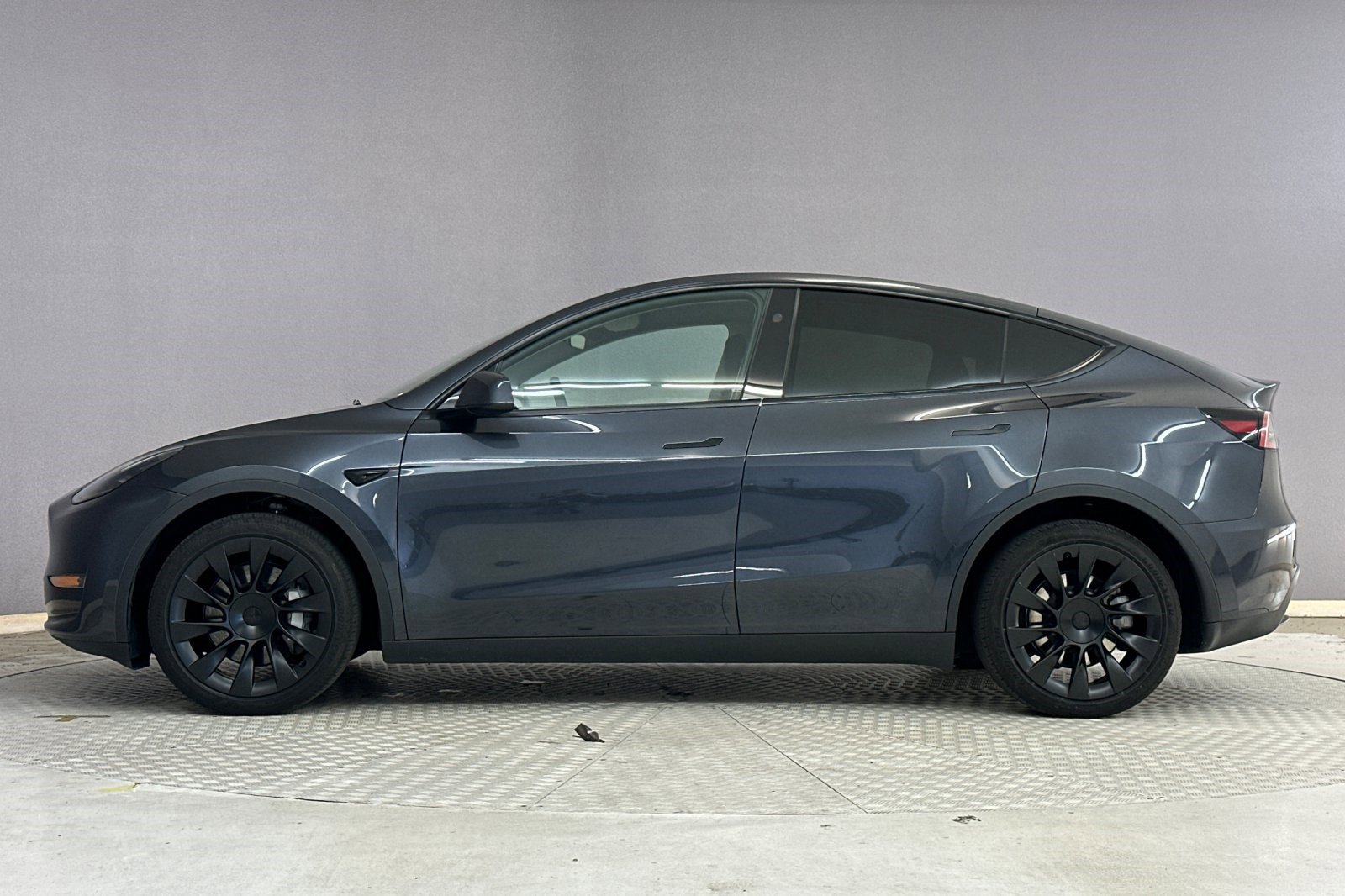 Used 2024 Tesla Model Y Long Range AWD/4WD image 2