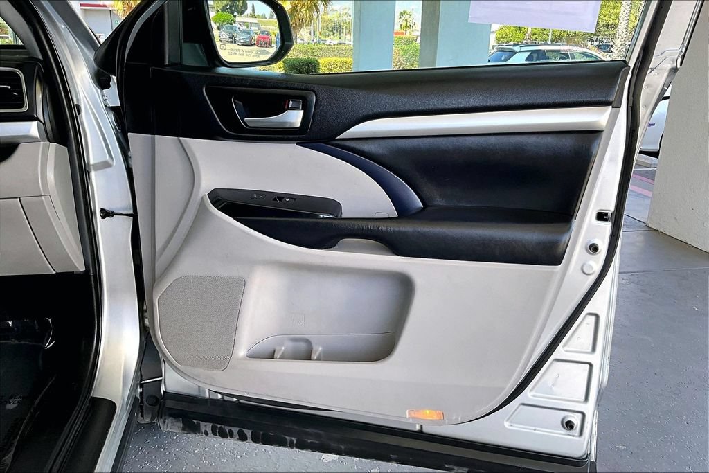 Used 2019 Toyota Highlander XLE w/ Carpet Mat Package (TMS) FWD image 29