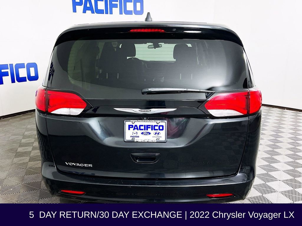 Used 2022 Chrysler Voyager LX image 7