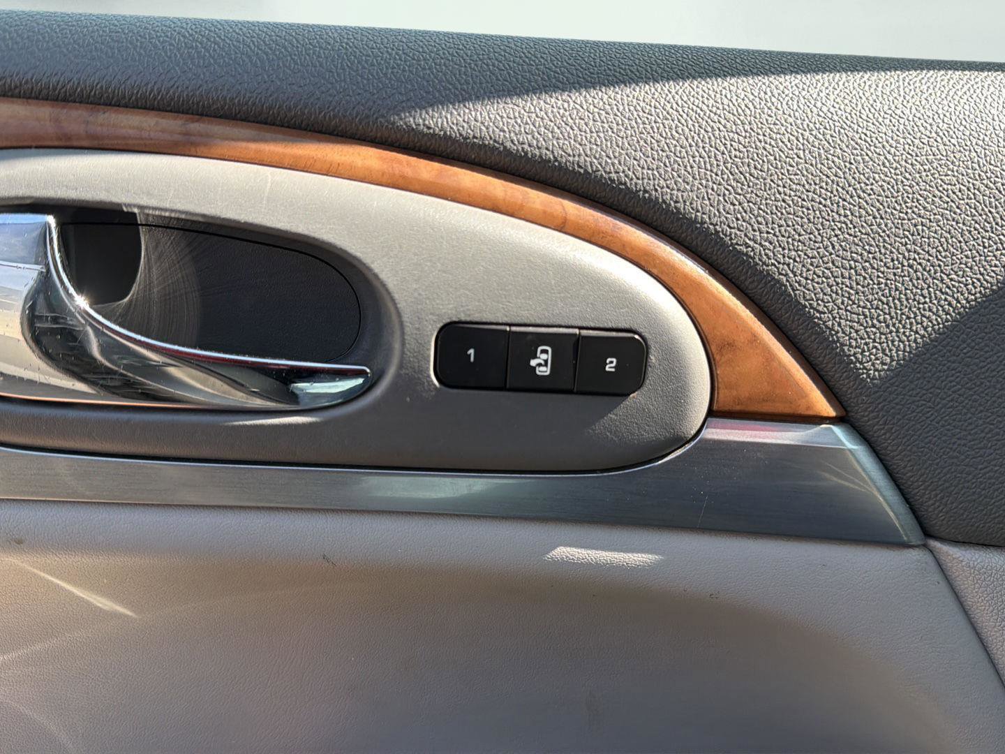 Used 2008 Buick Enclave CXL w/ Luxury Package image 19