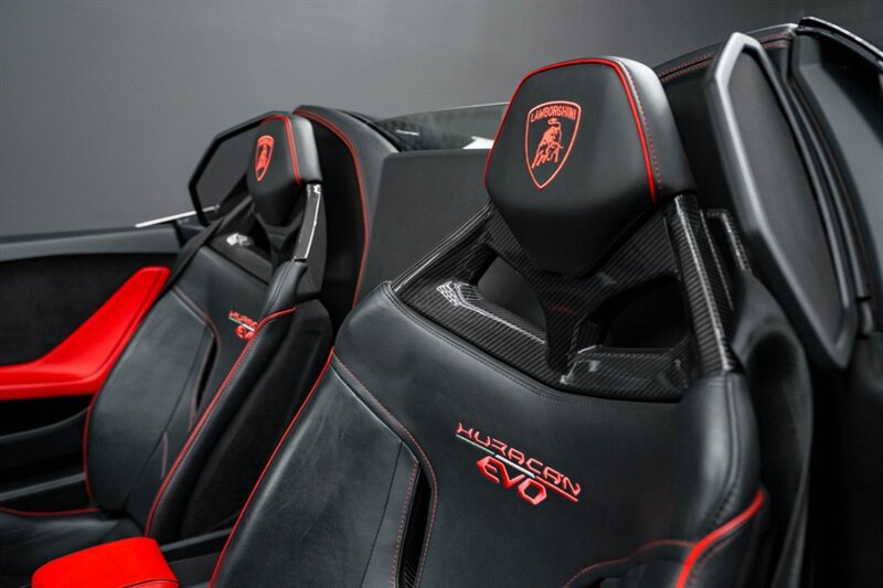 Used 2021 Lamborghini Huracan EVO RWD image 17