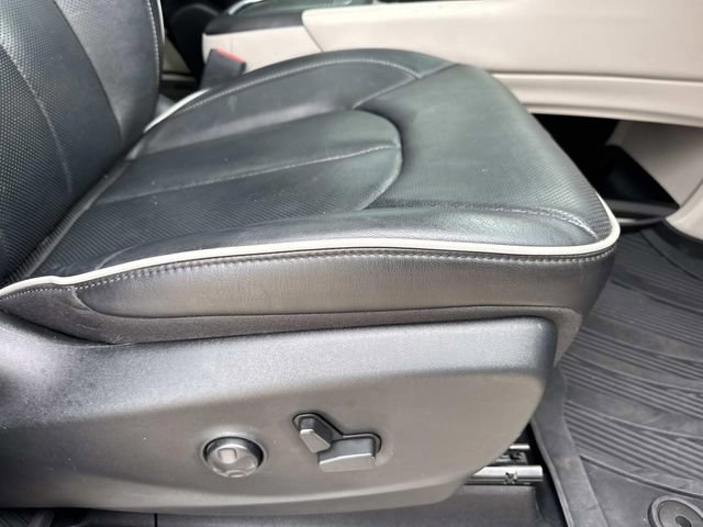 Used 2022 Chrysler Pacifica Limited AWD/4WD image 31
