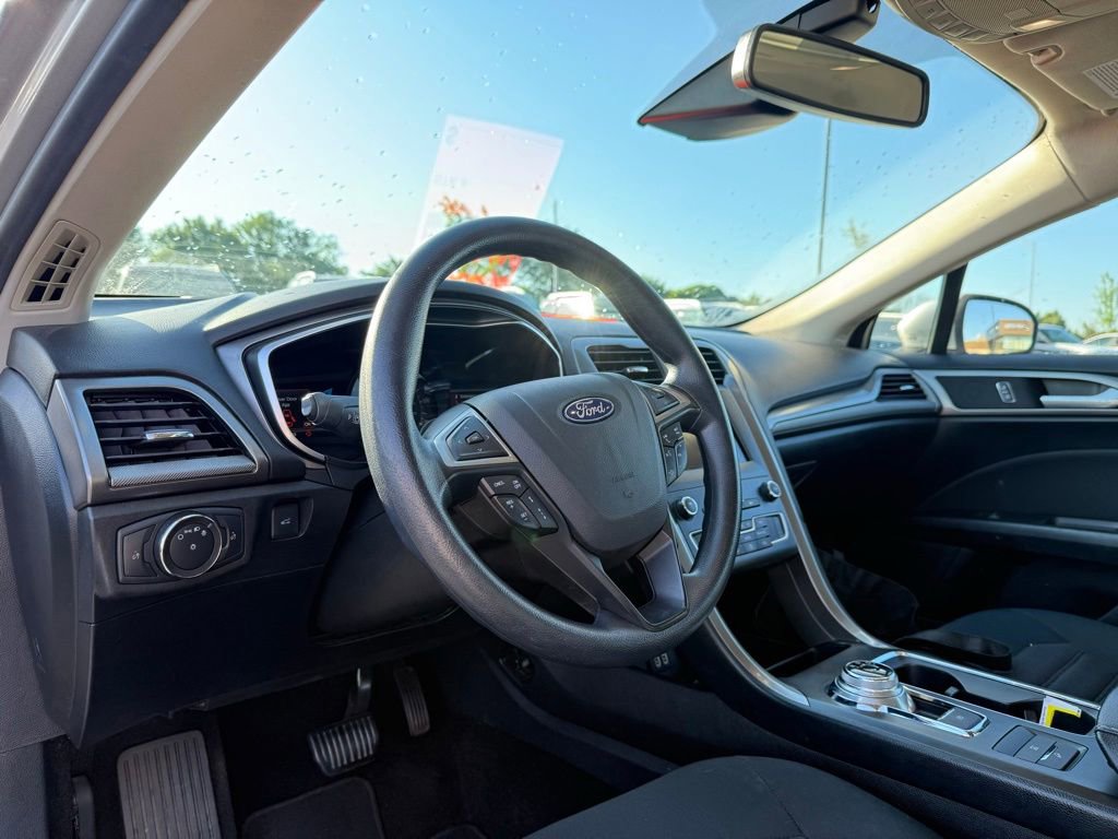 Used 2019 Ford Fusion SE FWD image 10