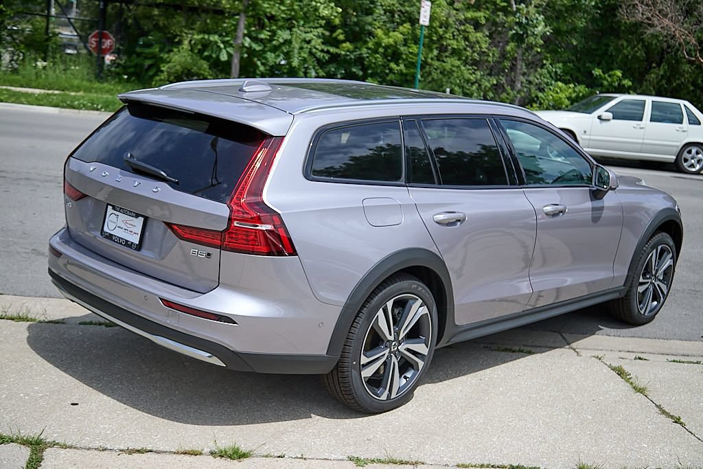 New 2026 Volvo V60 B5 Cross Country Plus w/ Climate Package AWD/4WD image 9