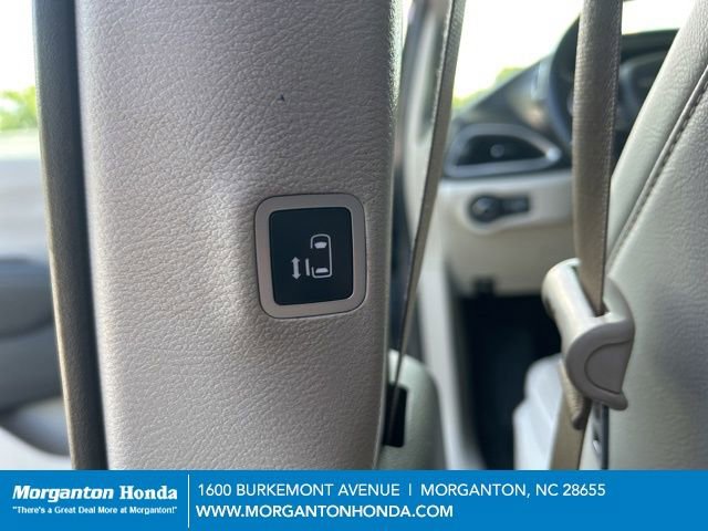 Used 2021 Chrysler Pacifica Touring-L w/ Uconnect Theater Family Group FWD image 26