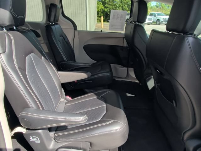 Used 2024 Chrysler Pacifica Touring-L FWD image 28