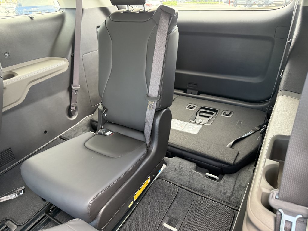 New 2027 Kia Carnival EX FWD image 21