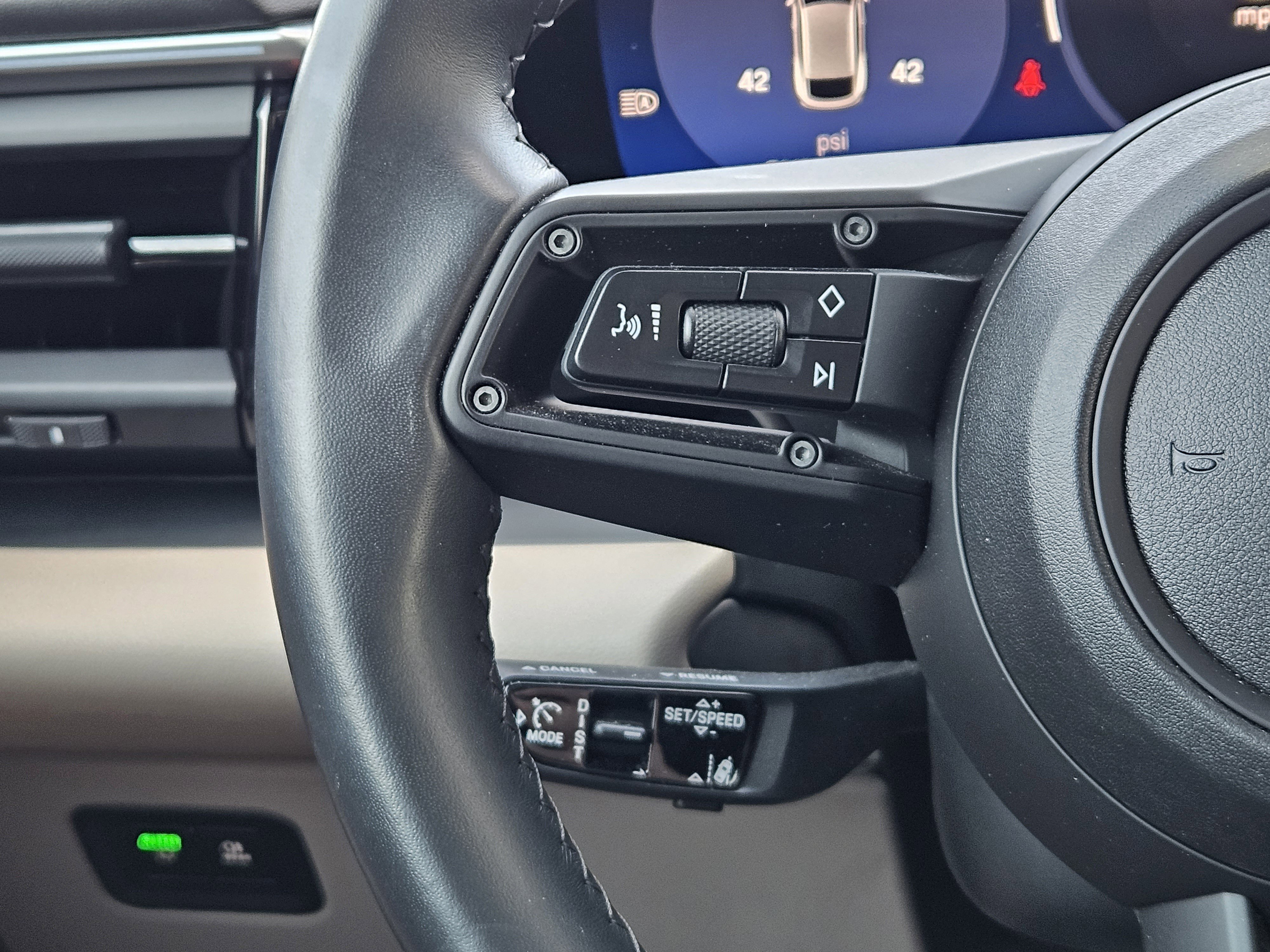 Certified 2025 Porsche Macan 4 Electric image 26