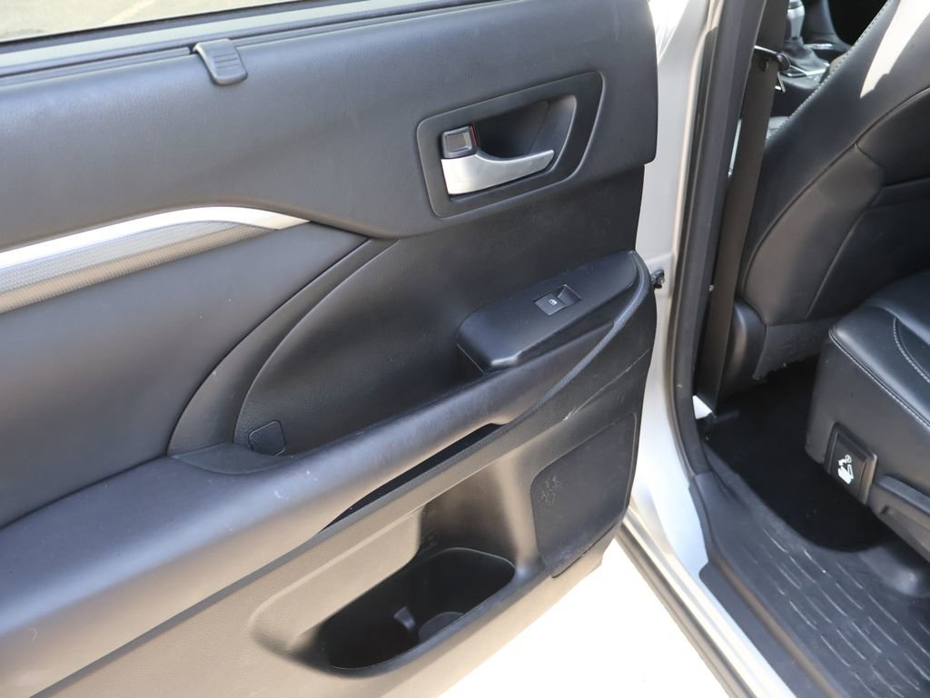 Used 2017 Toyota Highlander SE image 11