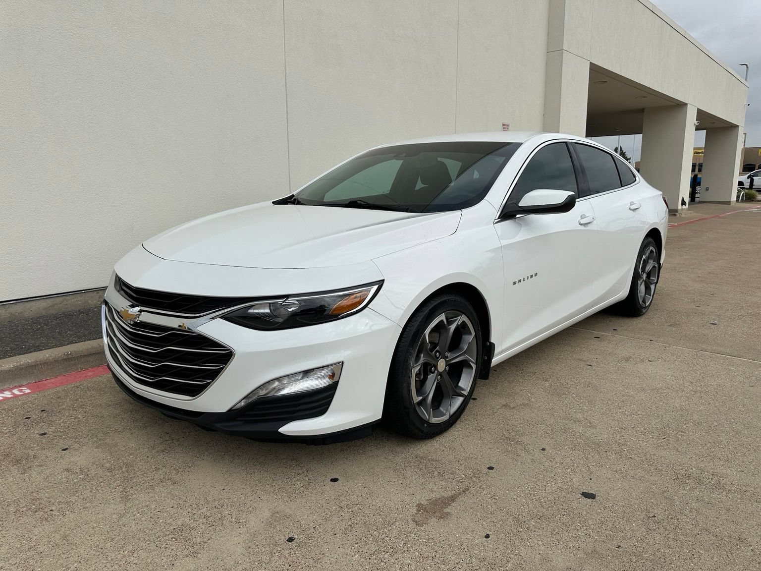 Used 2020 Chevrolet Malibu LT w/ Leather Package FWD image 3