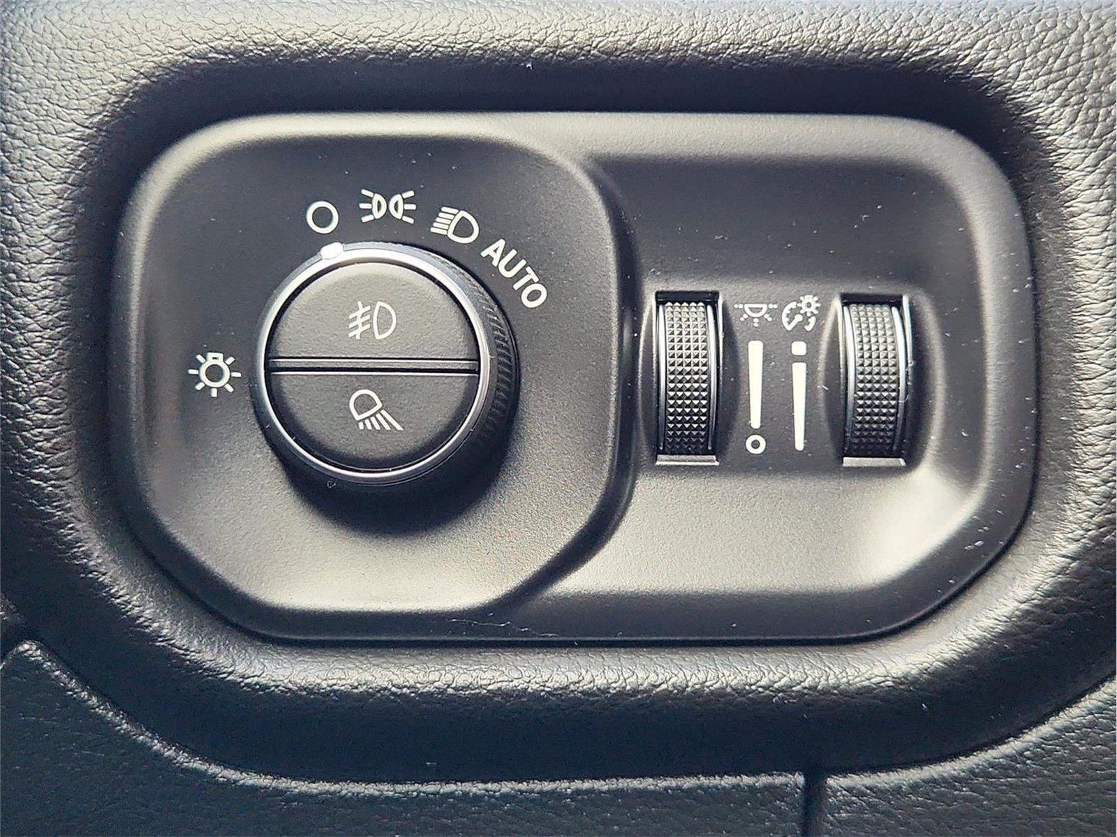 Used 2023 RAM 1500 Laramie AWD/4WD image 18